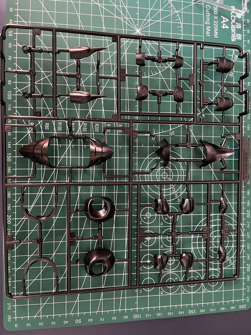 仮面ライダークウガ　アルティメットフォームプラモデル可動フィギュア発光LED付属