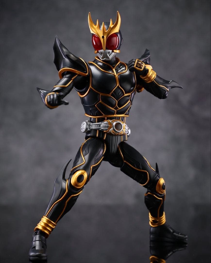 仮面ライダークウガ　アルティメットフォームプラモデル可動フィギュア発光LED付属