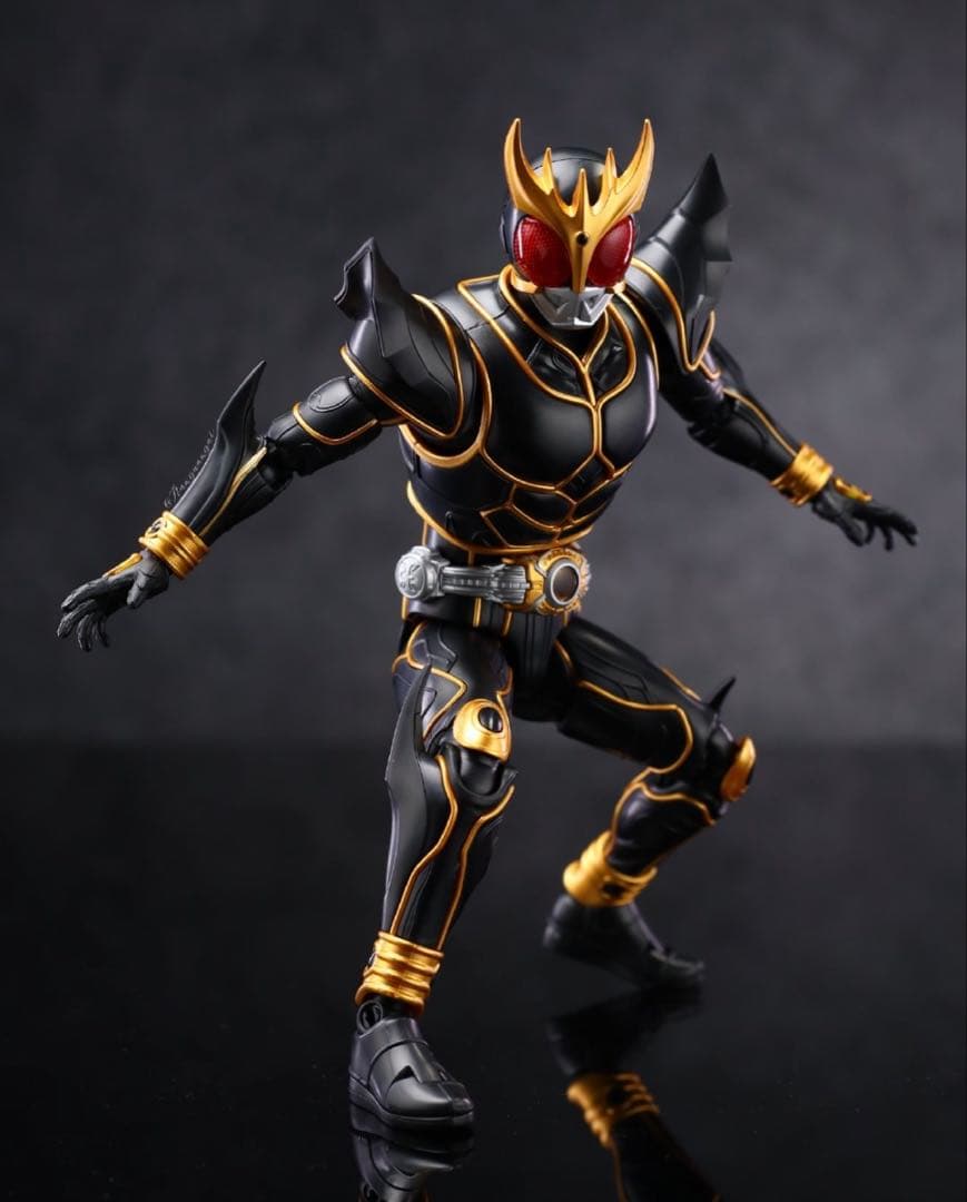 仮面ライダークウガ　アルティメットフォームプラモデル可動フィギュア発光LED付属