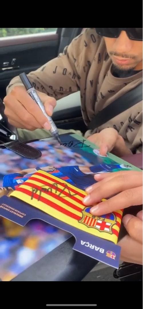 【直筆サイン】　アラウホ　FCバルセロナ　アームバンド　サイン