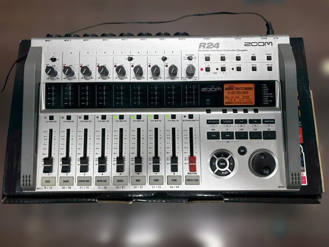 Zoom R24 マルチトラックレコーダー