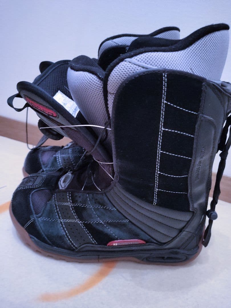 K2 スノーボードブーツ ブラック/グレー.表面バックスキンタイプ。