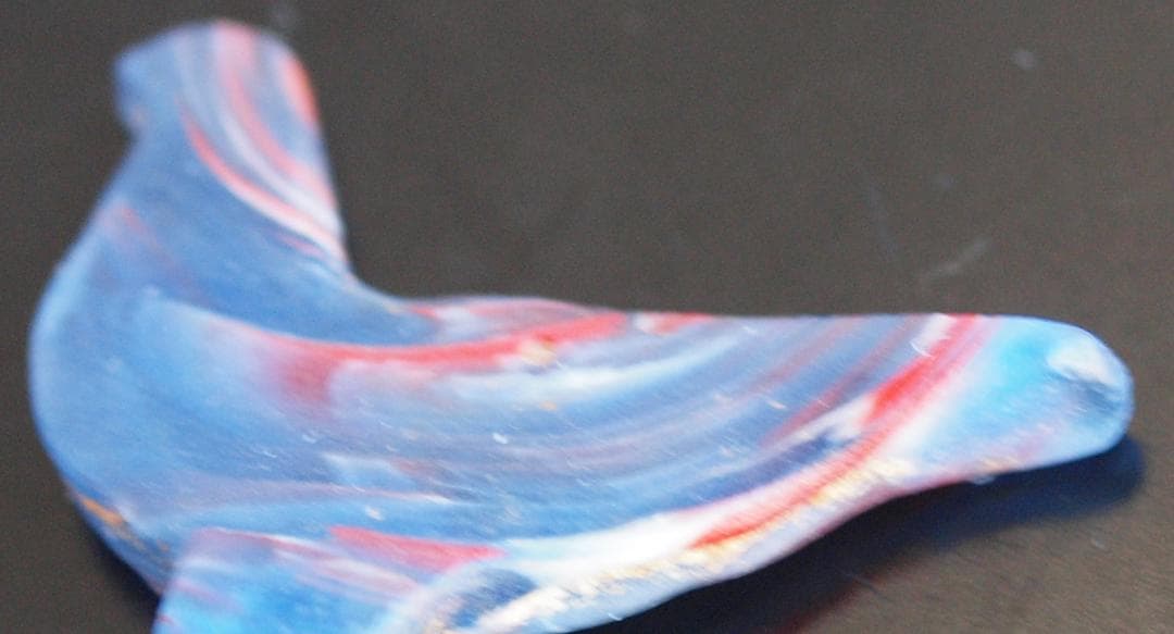 クリアな青など多色ガラス折込、平板状の鳥玉、イスラム期の名品900～1100年頃