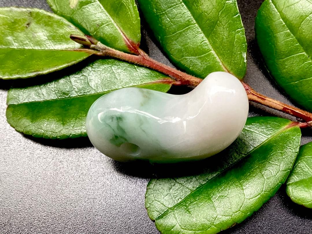 ✳摩訶不思議パワー　天然翡翠 淡いラベンダー色　糸魚川翡翠勾玉　本物を鑑別書付‼️