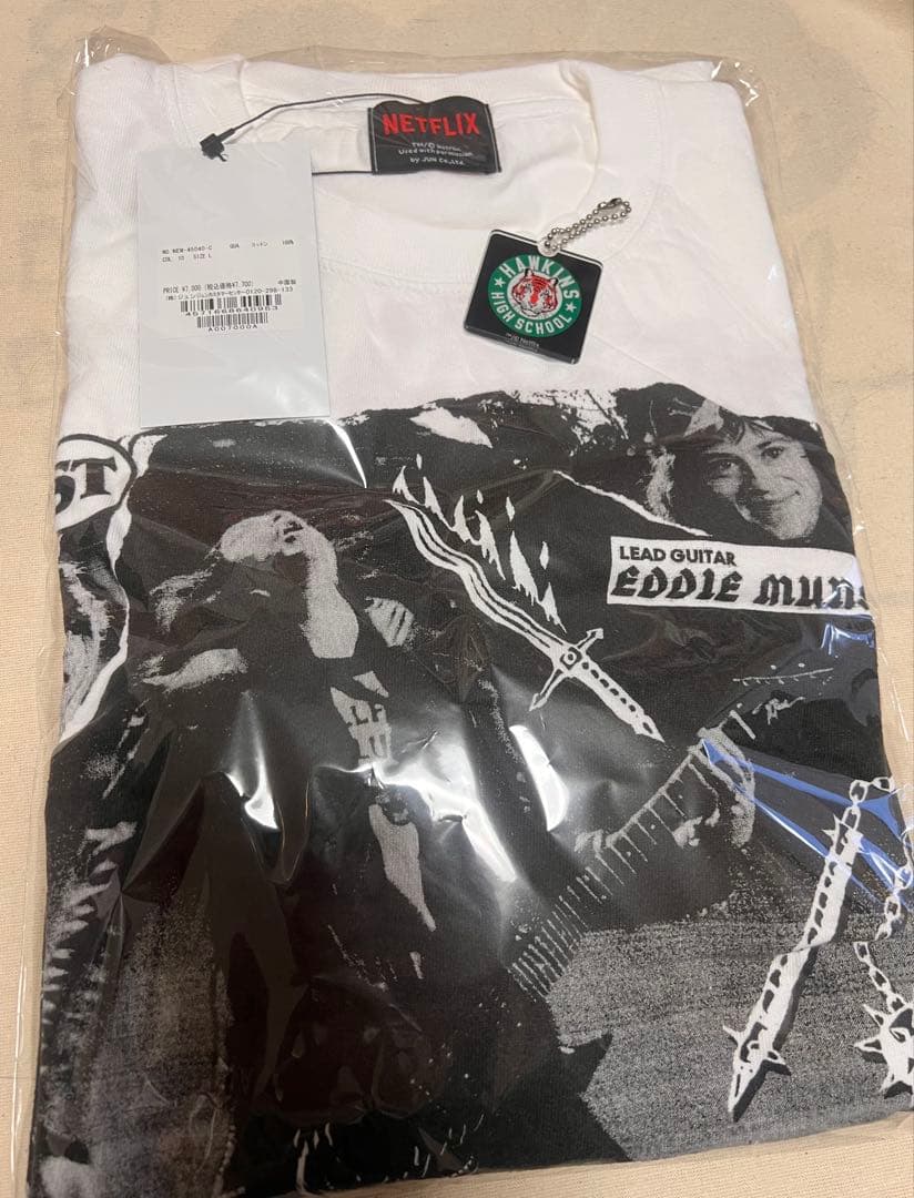 ストレンジャーシングス　V.A.のコラボTシャツ　アクキーつき