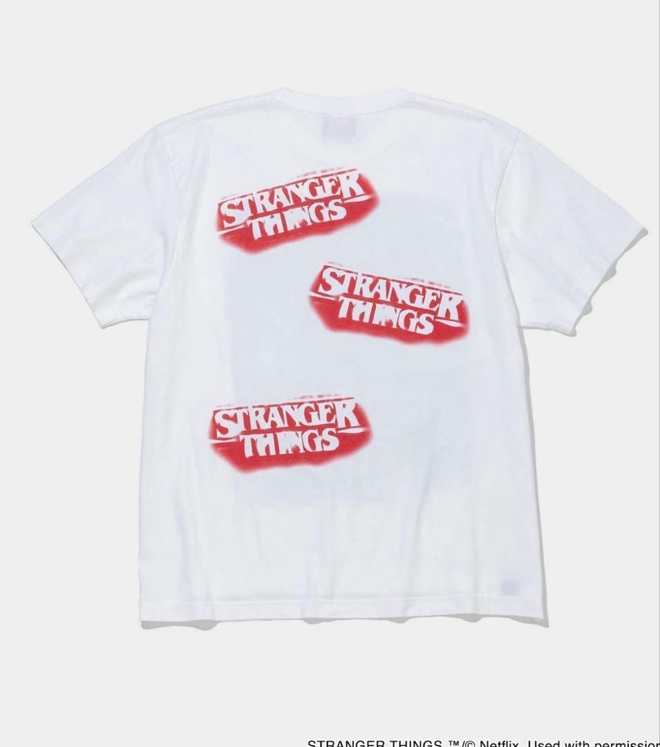 ストレンジャーシングス　V.A.のコラボTシャツ　アクキーつき