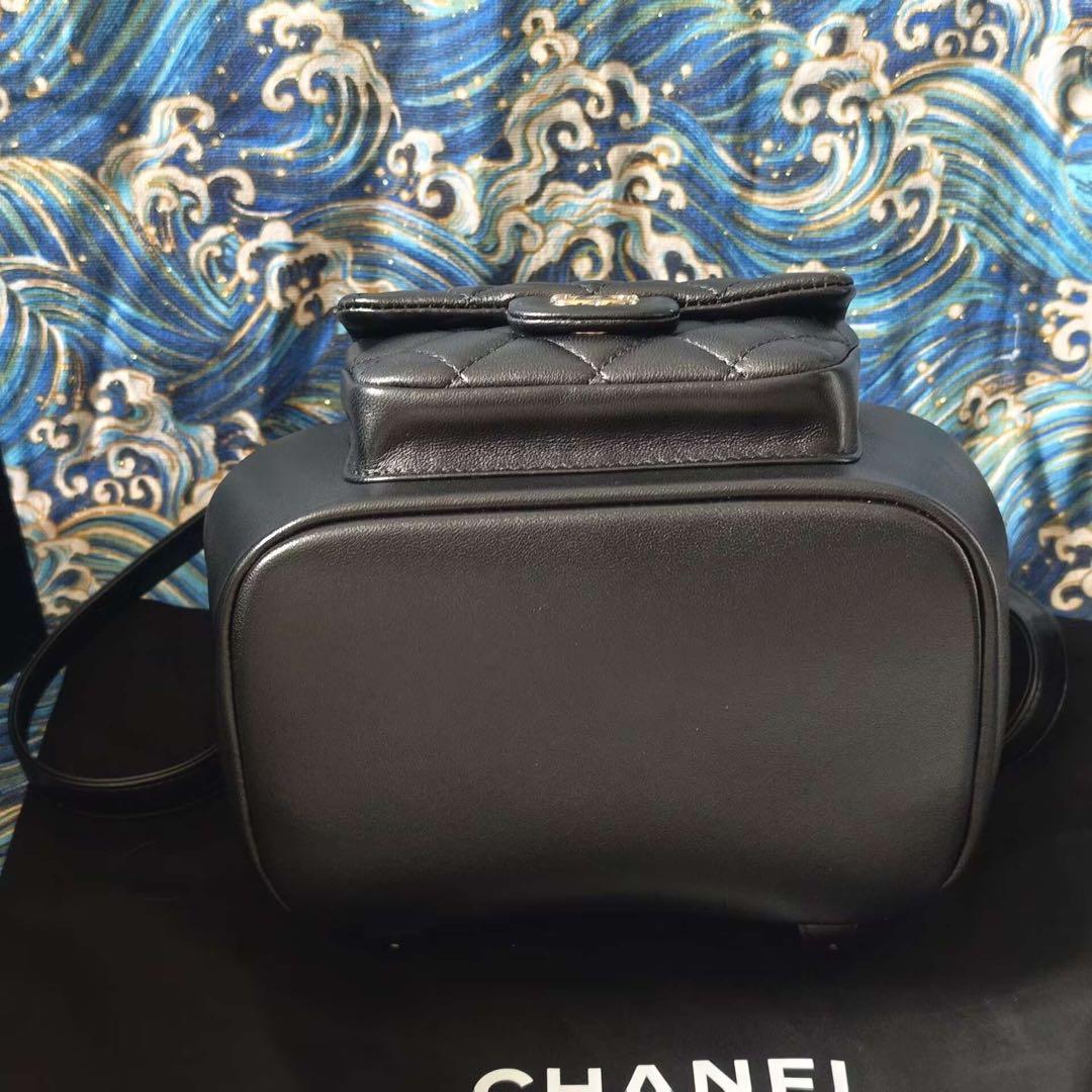 キルティングデザインのブラックリュック、ゴールドチェーン付き