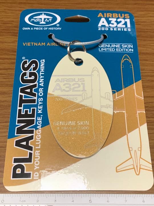 ベトナム航空 A321 タグ キーホルダー 金/白ツートン Planetags