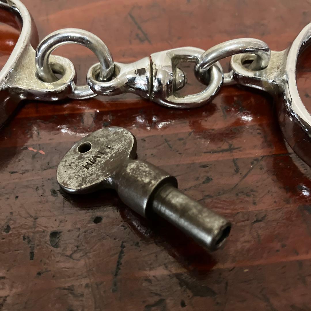 イギリス「ＨＩＡＴＴ」社のビンテージステンレス製ハンドカフ　鍵付き