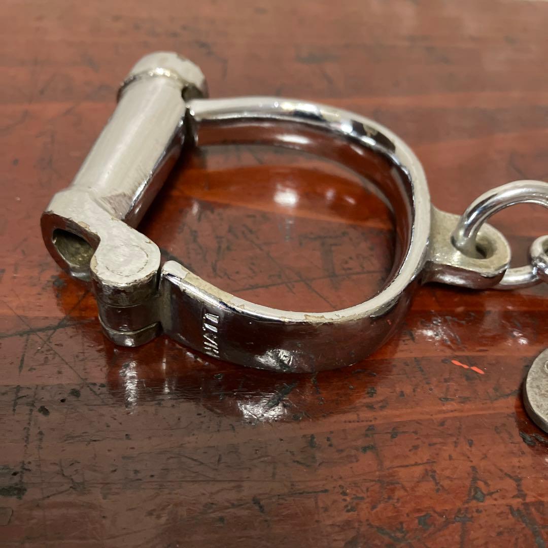 イギリス「ＨＩＡＴＴ」社のビンテージステンレス製ハンドカフ　鍵付き