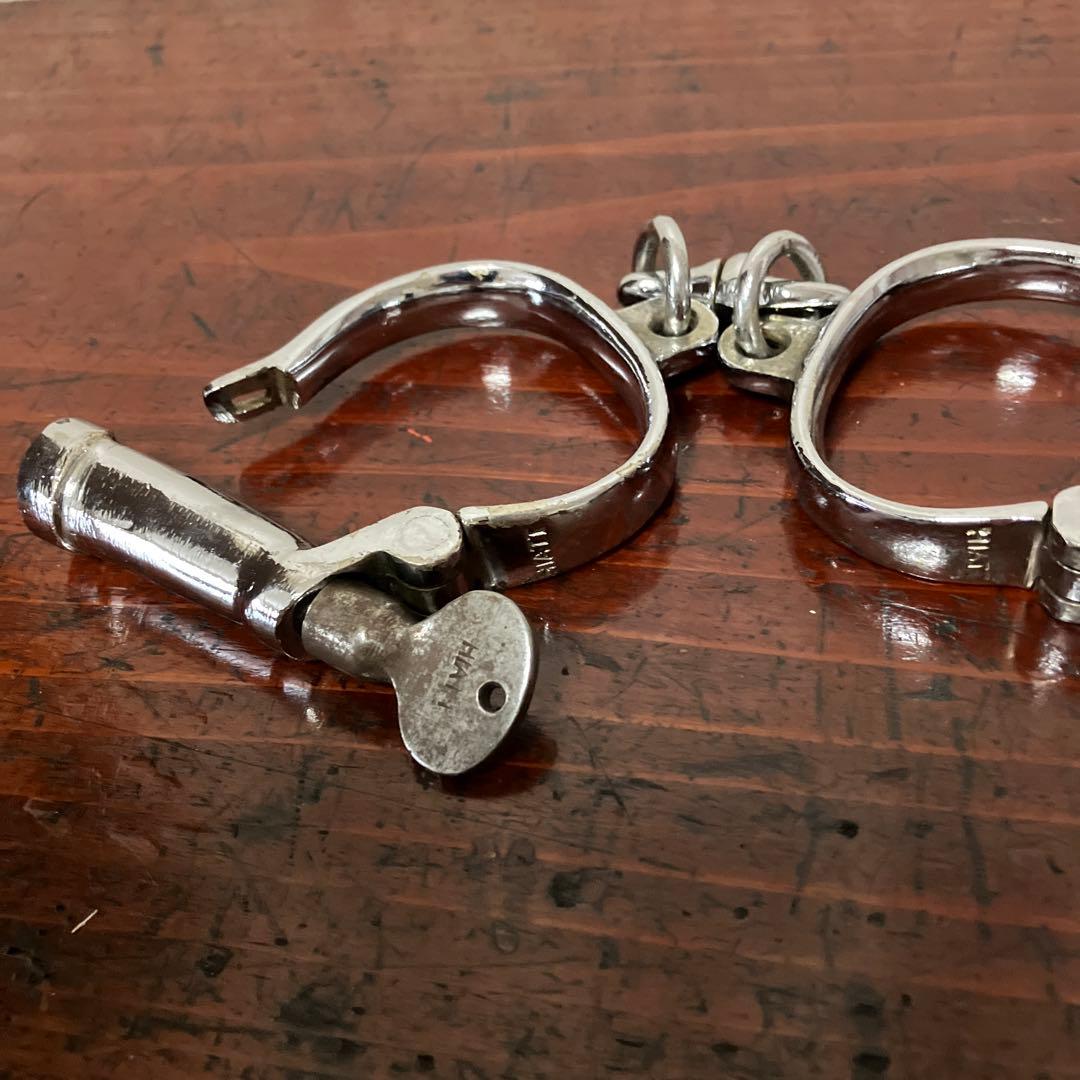 イギリス「ＨＩＡＴＴ」社のビンテージステンレス製ハンドカフ　鍵付き