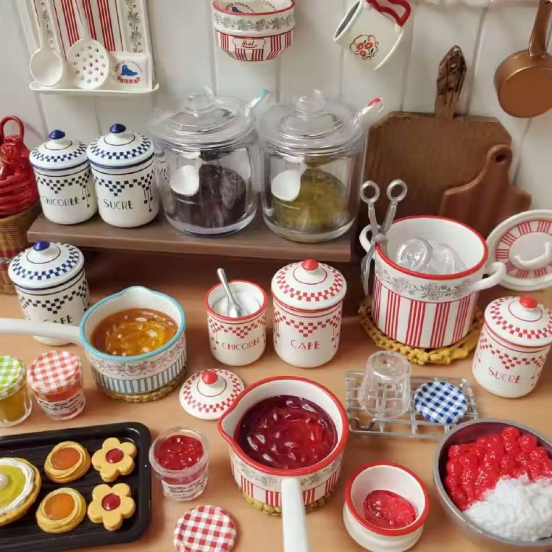 ミニチュア　キッチン雑貨　レッドストライプ　西洋雑貨　ドールハウス 1/6