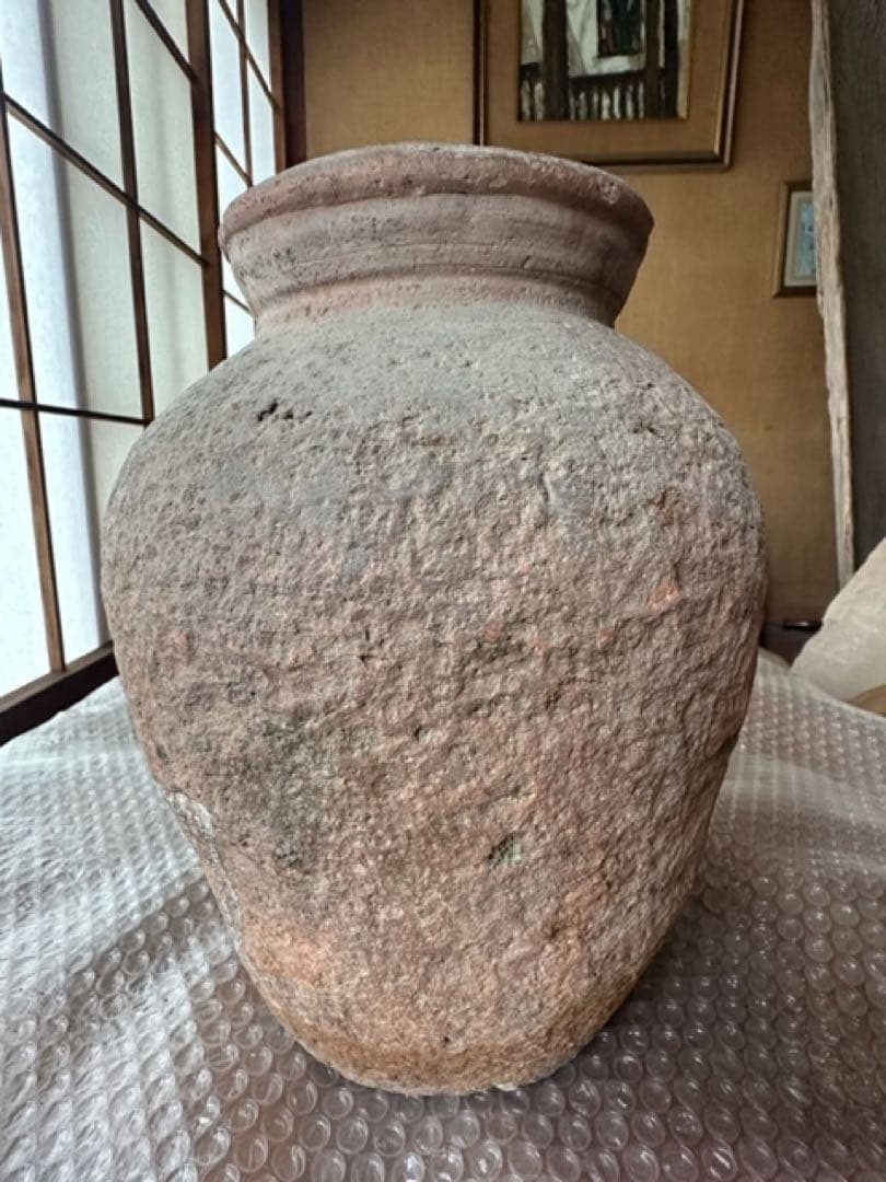 石のような硬い赤褐色の古壺