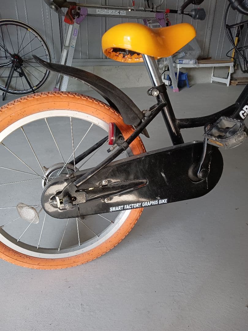 18インチ　男の子　GRAPHIS キッズ自転車 黒/オレンジ/黄色
