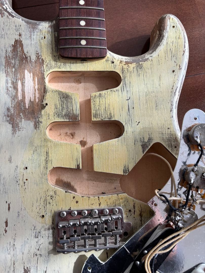 ストラトキャスタータイプ　日本製2Pバスウッドボディ　国産ネック