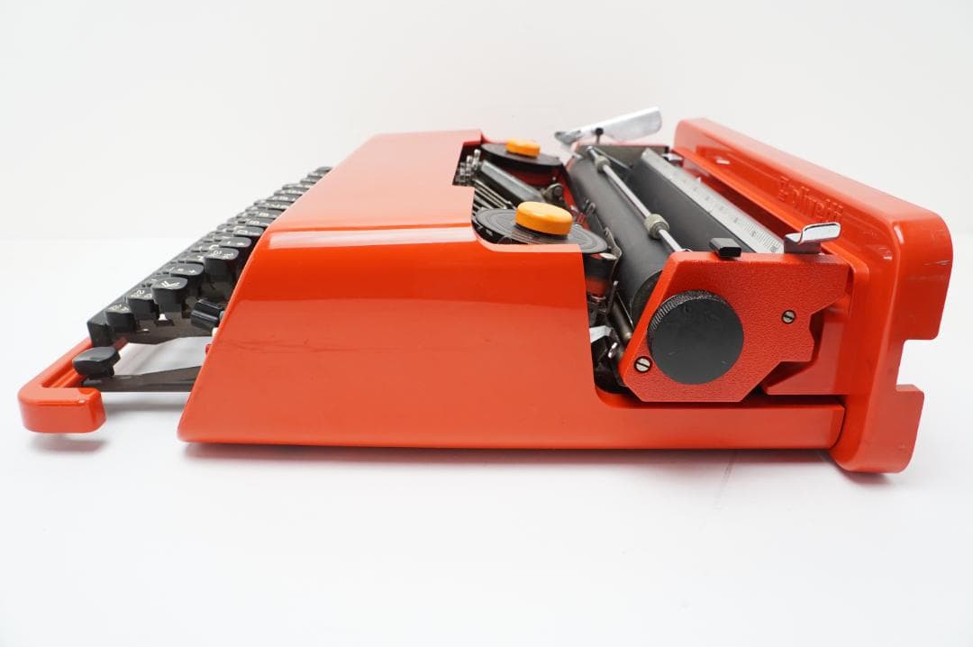 動作品　Olivetti Valentine タイプライター　未使用リボン付