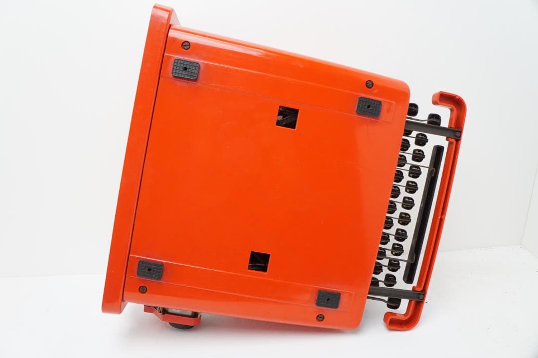 動作品　Olivetti Valentine タイプライター　未使用リボン付