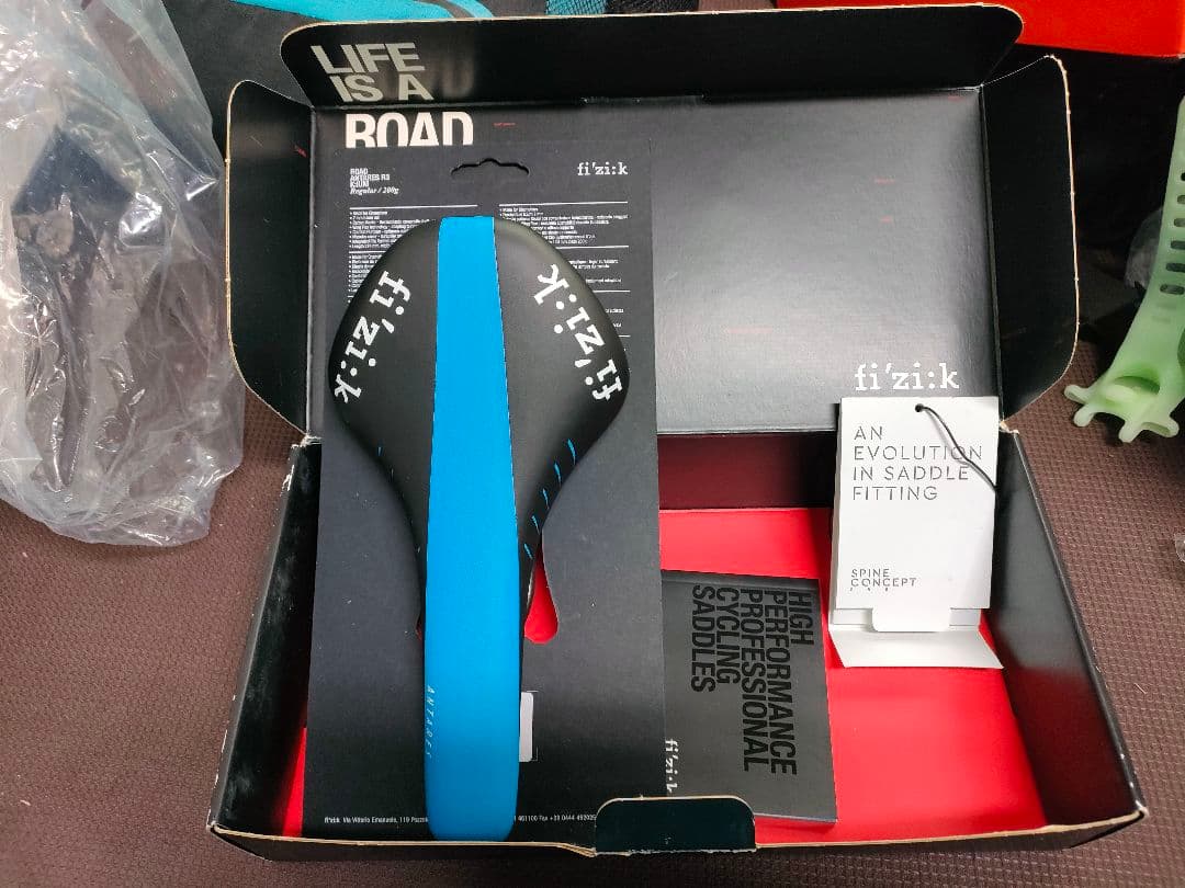 fi'zi:k Antares R3 サドル ブラック/ブルー