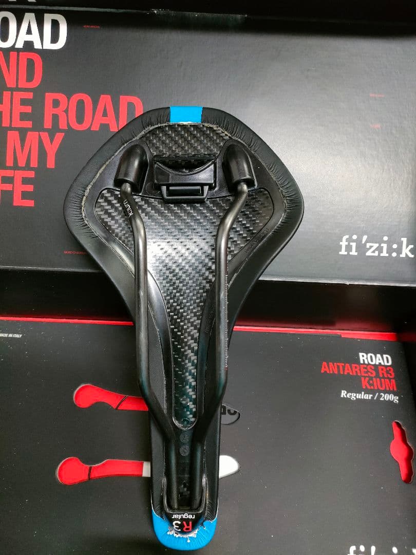 fi'zi:k Antares R3 サドル ブラック/ブルー