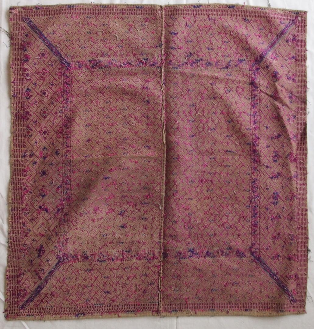 艶のある紫で卍・雷紋などを描く、中国チワン族の2枚繋ぎ刺繍布　1930年代頃の