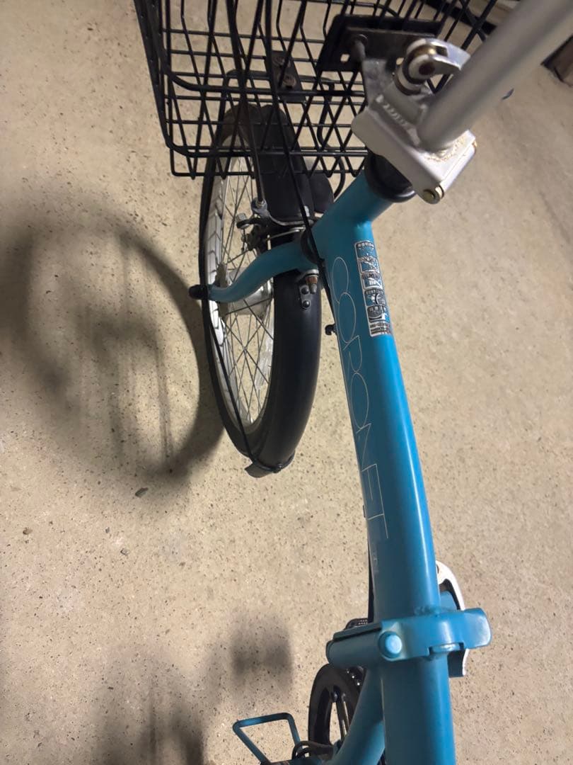 青い折りたたみ自転車 前バスケット付き