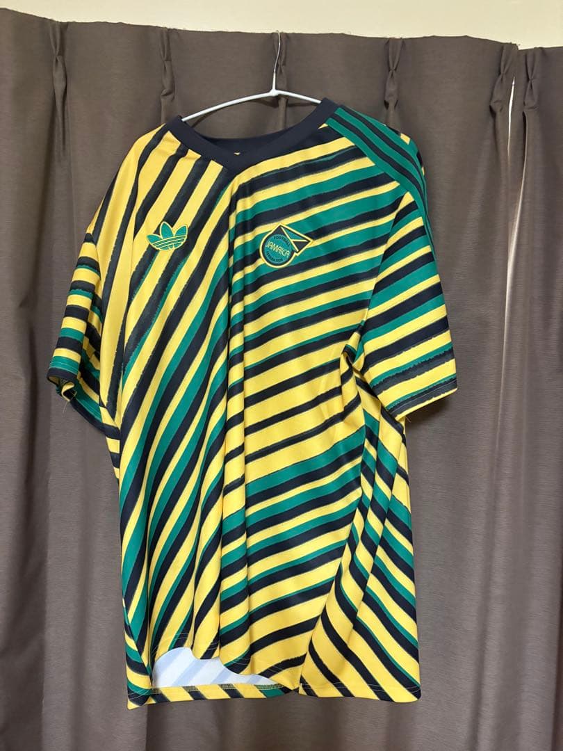 adidas ストライプシャツ ジャマイカ色