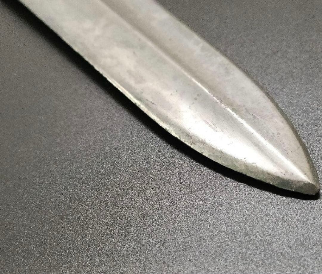 中国青銅器　銅剣　錫メッキ人首形鍔　インテリア置物　長さ55cm