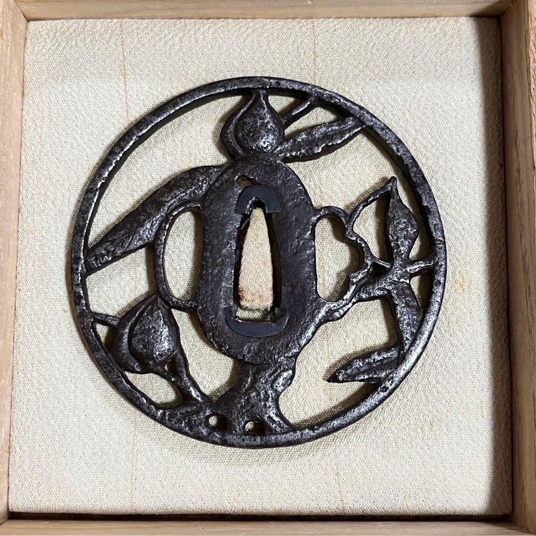 鍔　鍔　桃の図