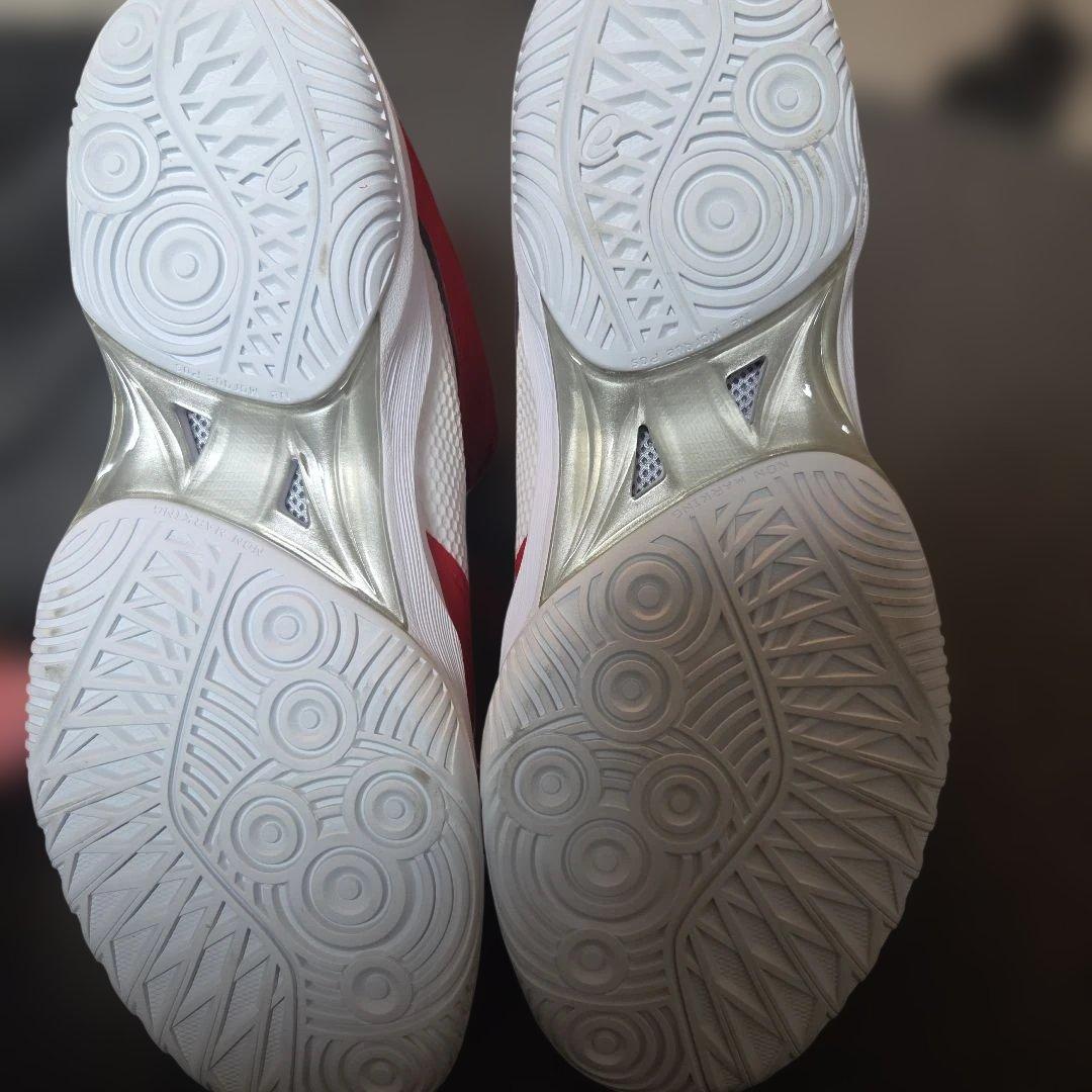 新品未使用　asics バレーボールシューズ 赤/白　26.５センチ