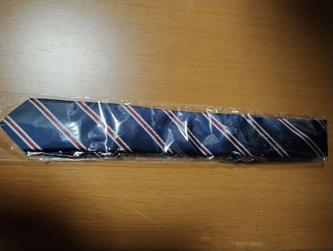 「キングスマン」の名台詞が記されたプレート、ネクタイ、メダルのレプリカのセット