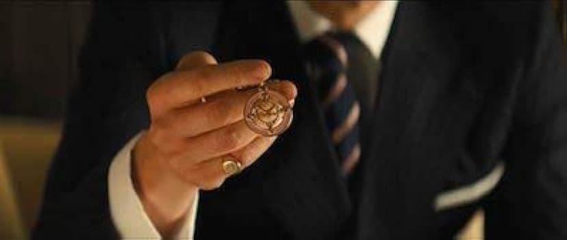 「キングスマン」の名台詞が記されたプレート、ネクタイ、メダルのレプリカのセット