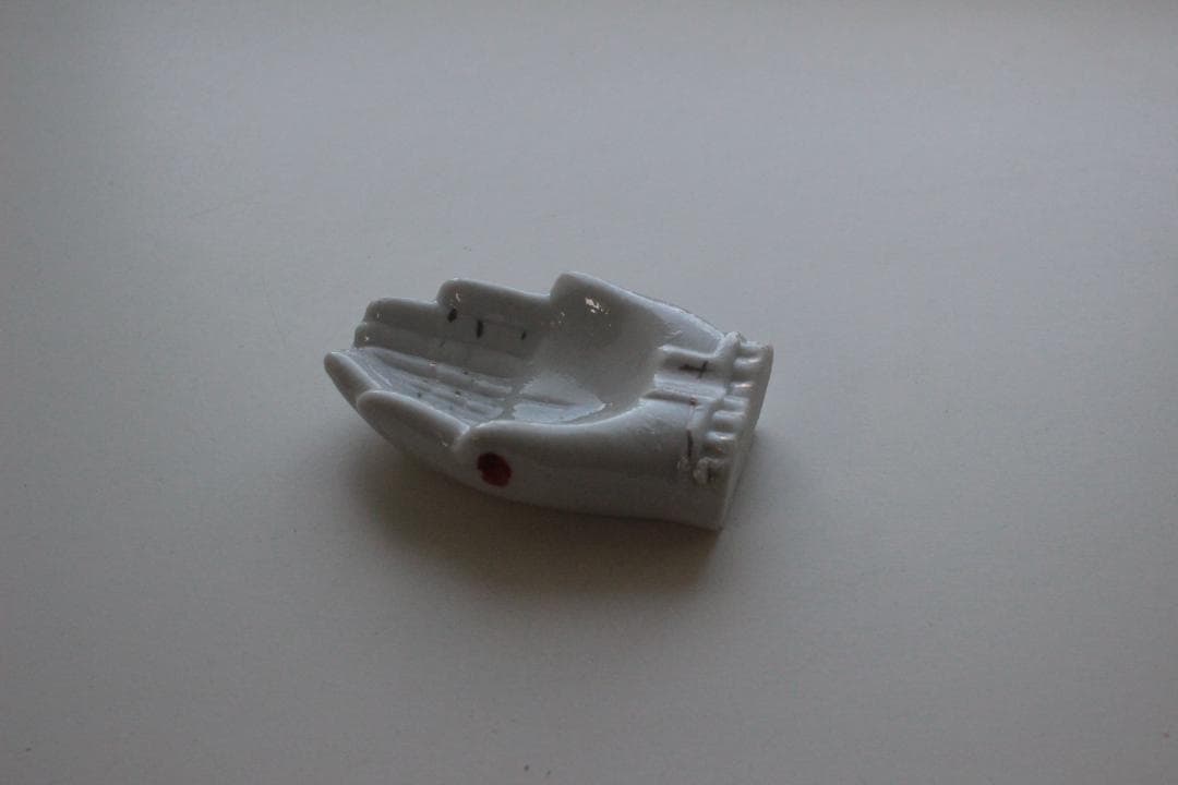 【A】ホワイトハンドモチーフ/Made in Japan /陶器製・小物入れ