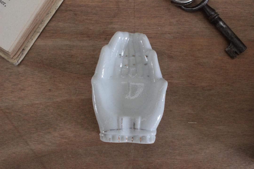 【A】ホワイトハンドモチーフ/Made in Japan /陶器製・小物入れ