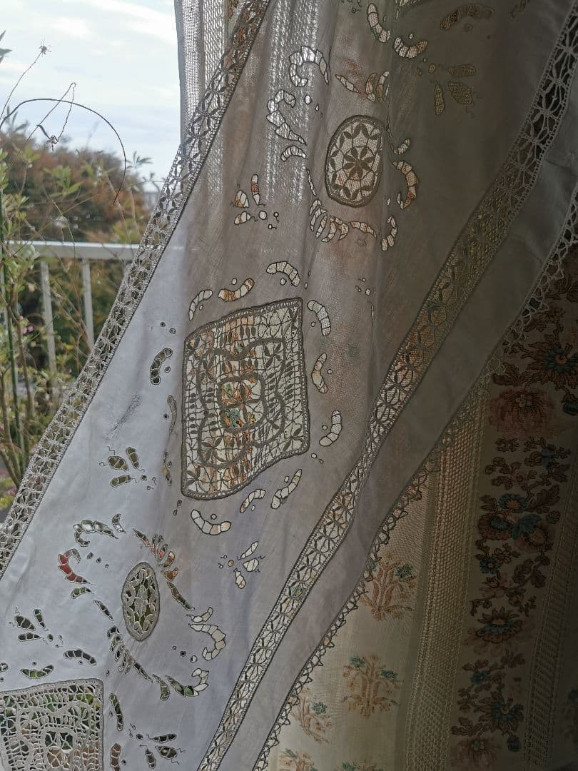 アンティーク 蜜蜂と蓮と葉のオープンカットワーク ボビンレースとろみリネンパネル