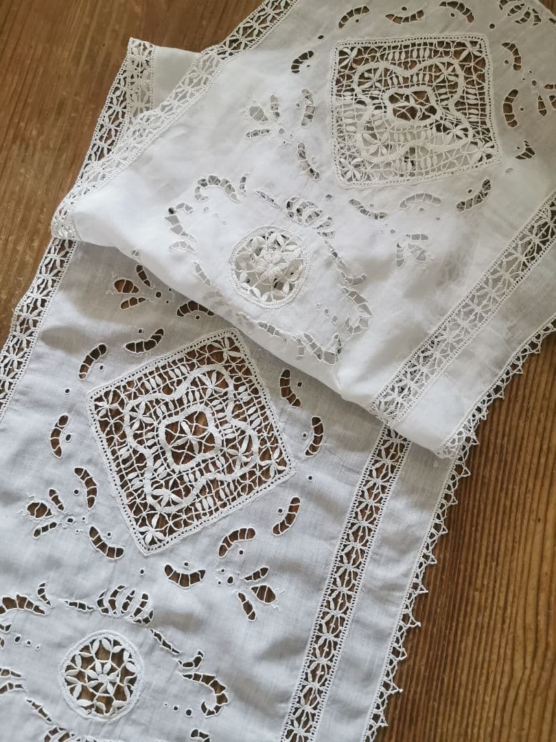 アンティーク 蜜蜂と蓮と葉のオープンカットワーク ボビンレースとろみリネンパネル