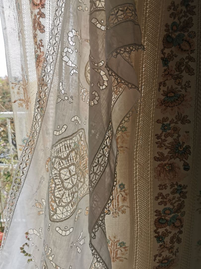 アンティーク 蜜蜂と蓮と葉のオープンカットワーク ボビンレースとろみリネンパネル