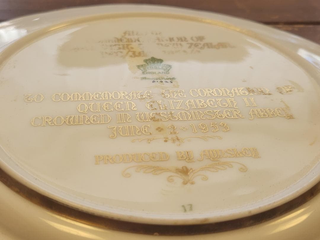 1953年にエインズレイ社が製作エリザベス女王戴冠記念の公式22k金プレート