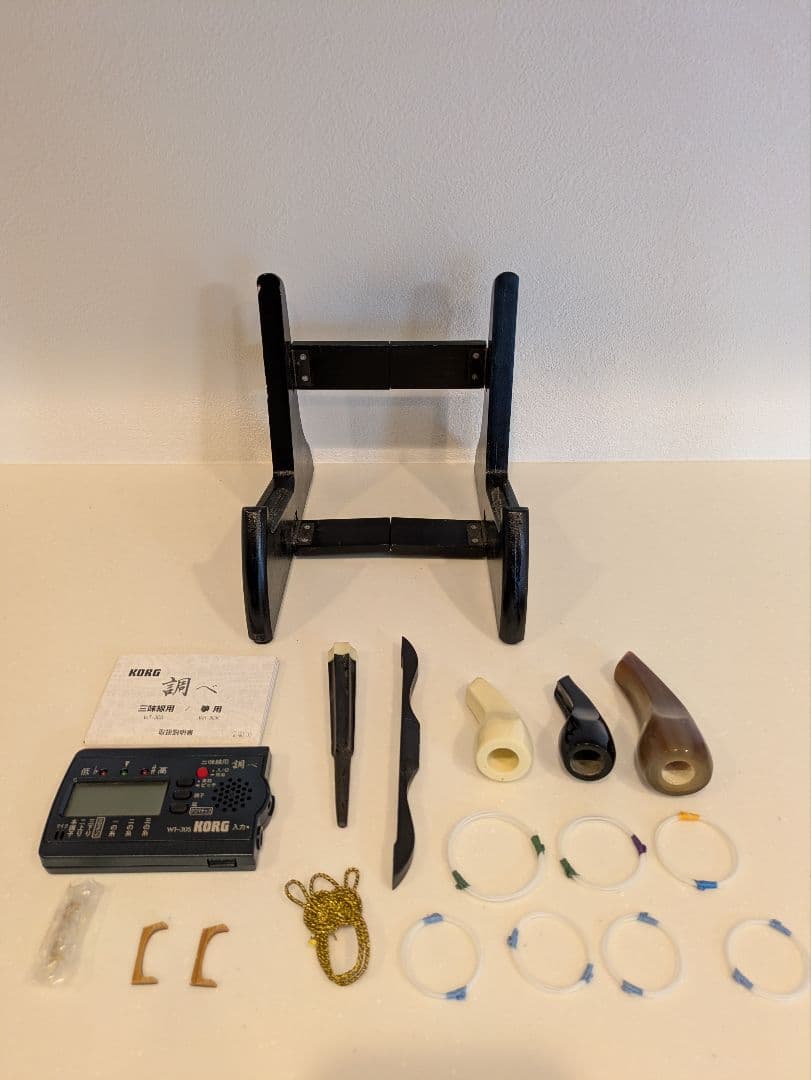 沖縄三線 蛇皮風 フルセット 譜面台兼スタンド 教本付 ケース・チューナー付