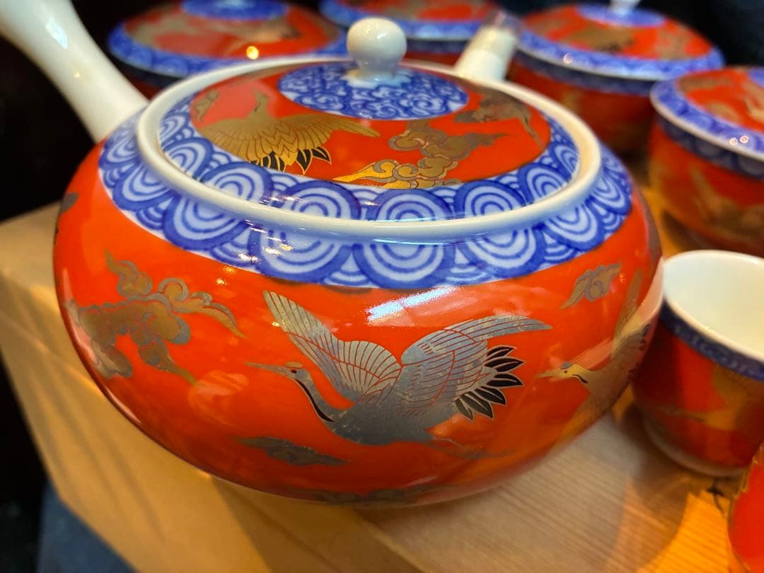 深川製磁　酒器揃えと茶器　染錦手波鶴紋 宮内庁御用達 慶びの器 有田焼 赤絵金彩