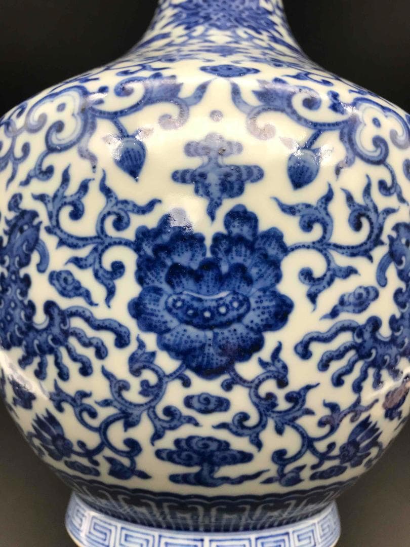 中国骨董　清乾隆時代　大清乾隆年製在銘　染付花芭蕉海水紋　唐草紋　花瓶(B-8)