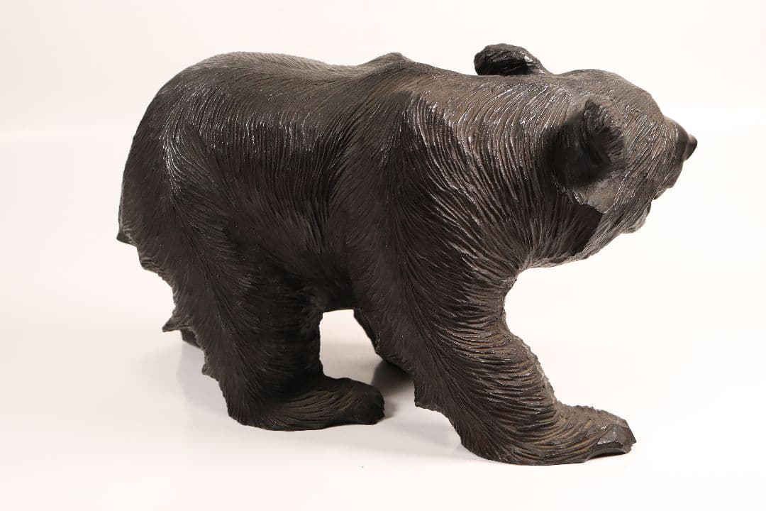 ブロンズ製の熊　木彫りの熊