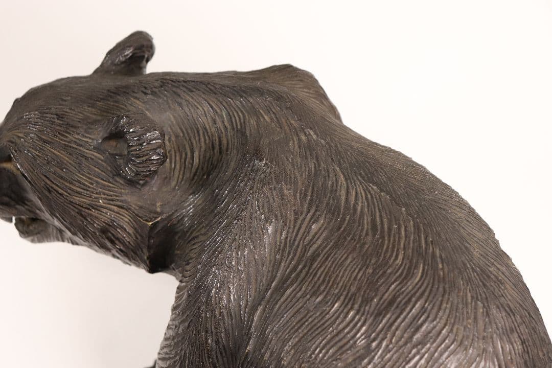 ブロンズ製の熊　木彫りの熊