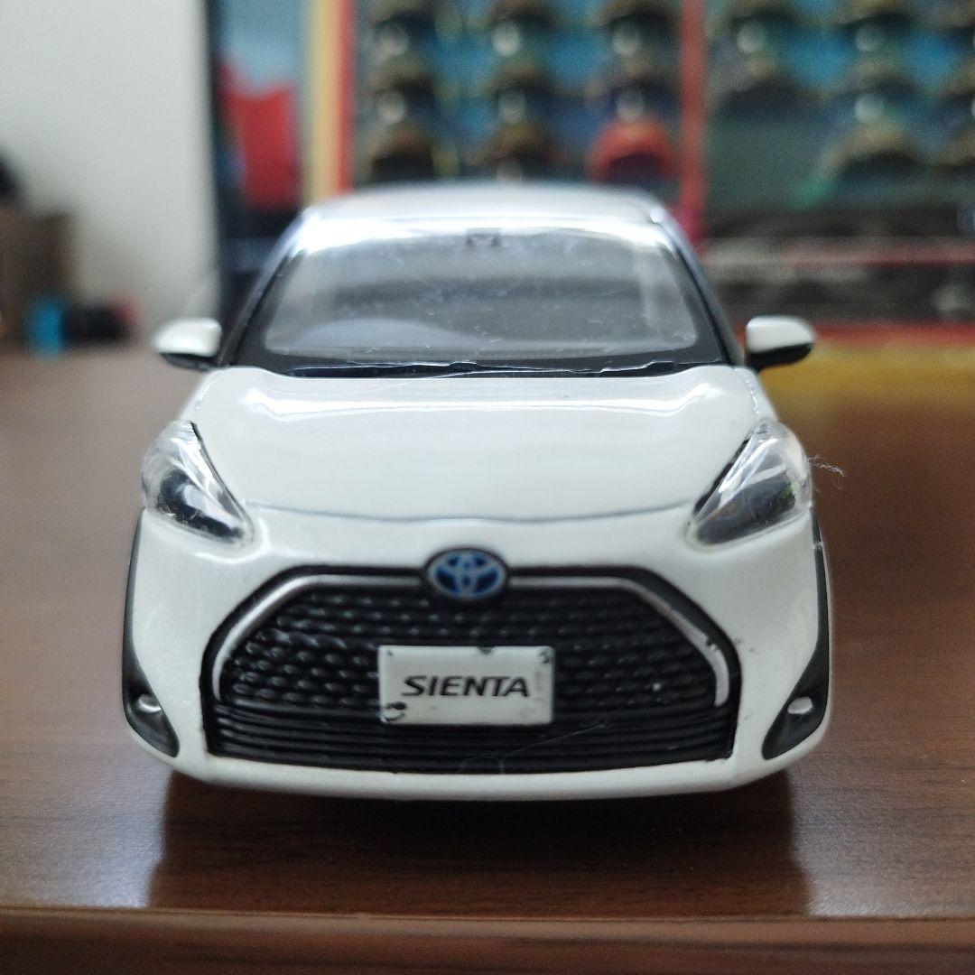 非売品トヨタ Sientaハイブリッド 1/30ミニカー ホワイト