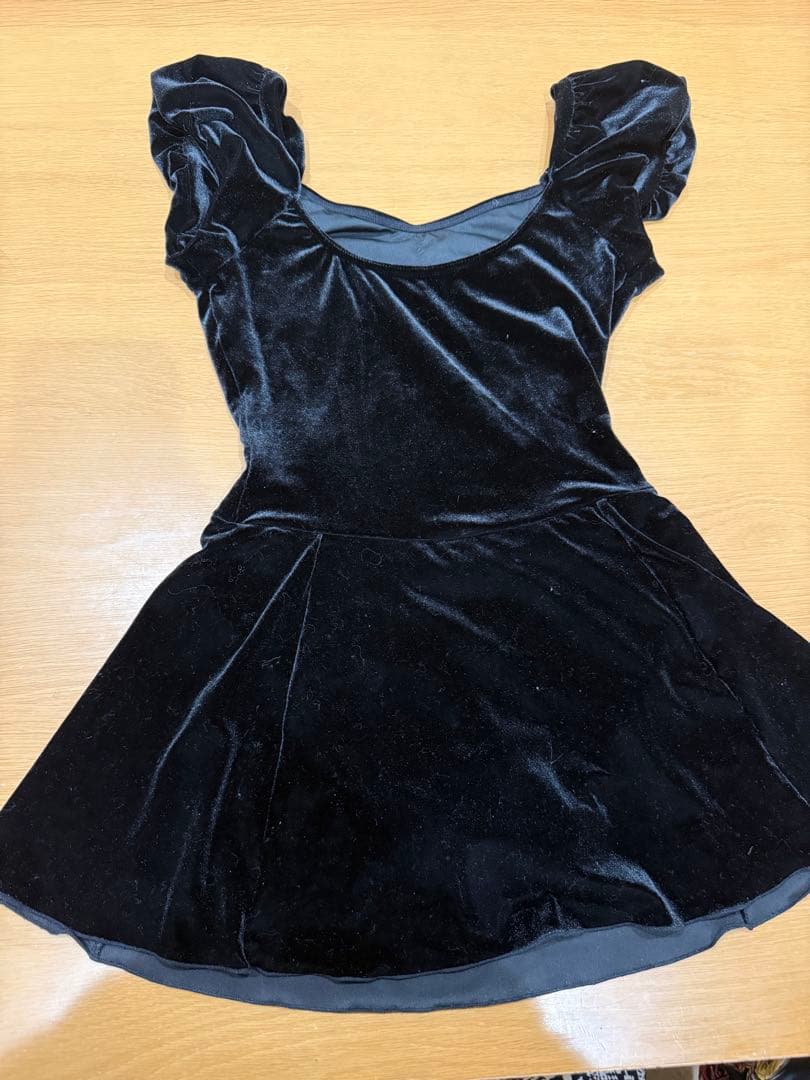 【未使用】ベロア生地レオタード　スカート付き　ブラック