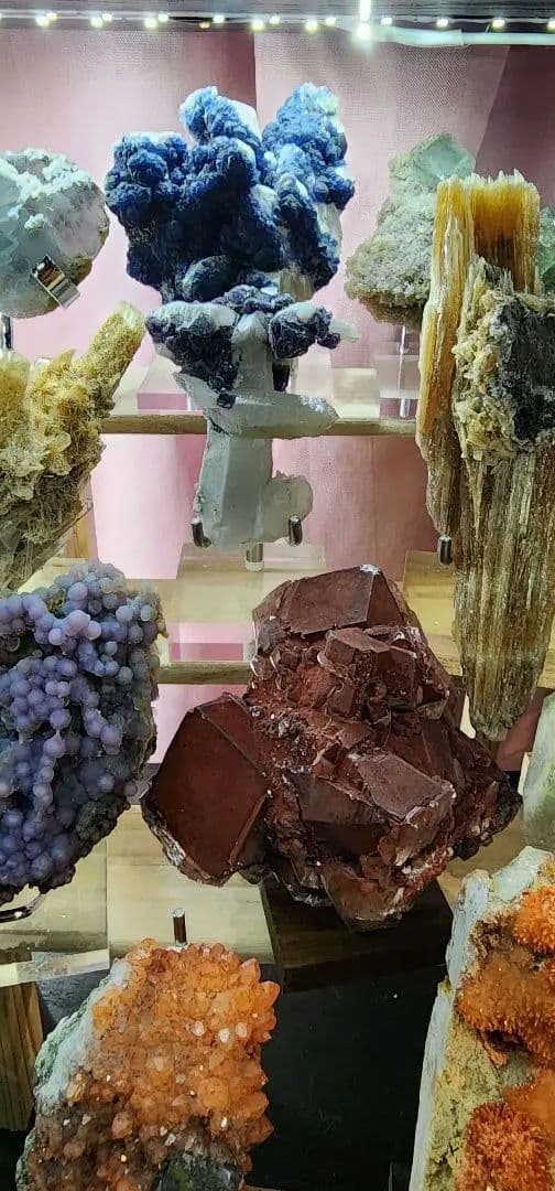 多彩な鉱物結晶コレクション