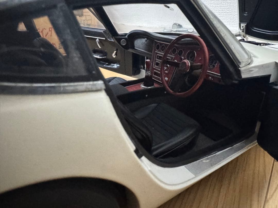 デアゴスティーニ 1/10 トヨタ 2000GT ホワイト エンブレム付き