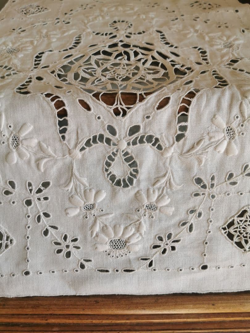 アンティークフランス 嵌込ニードルワーク 矢車菊＆アイレット刺繍 リネンクロス
