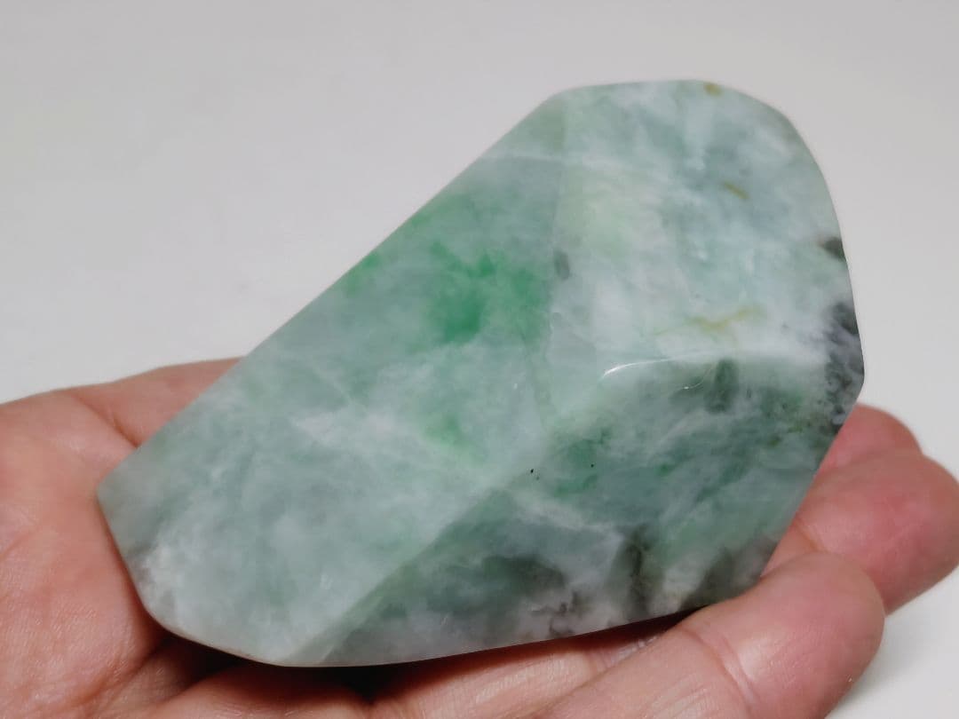 白緑黒 180g 翡翠 ヒスイ 原石 鑑賞石 自然石 誕生石 鉱物 鉱石 水石