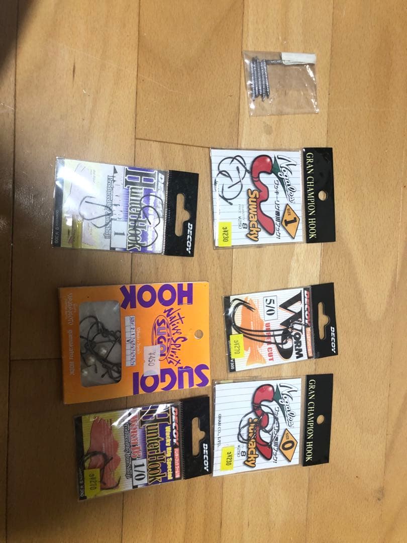 大きいルアーから小さいルアー、様々なカラーがあります！また釣り針もセットです！