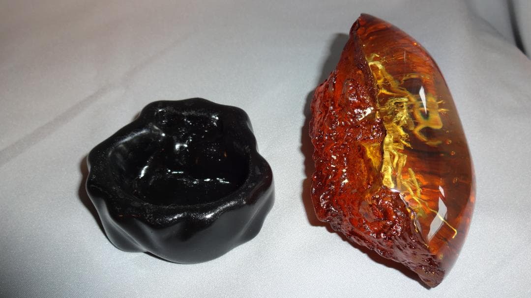 値下げ！！   虫(蜂)入り琥珀 （黒檀製台座付き）